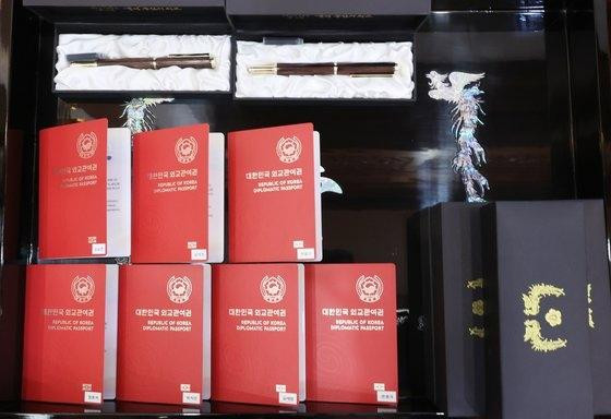 Hộ chiếu Ngoại giao được cấp cho BTS khi trở thành Đặc phái viên.