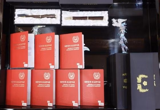 Hộ chiếu Ngoại giao được cấp cho BTS khi trở thành Đặc phái viên. Hộ chiếu Ngoại giao được cấp cho BTS khi trở thành Đặc phái viên.