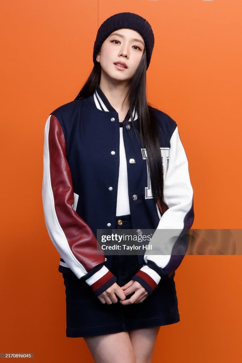 Jisoo xuất hiện với phong cách năng động, tươi mới tại show của Tommy Hilfiger.