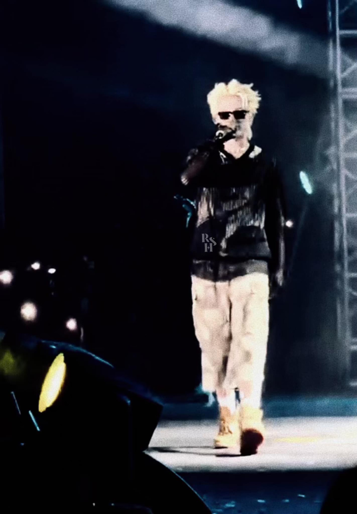 Rhyder với giao diện "chất phát ngất" tại sự kiện. Anh chàng mang đến loạt hit như Dân chơi sao phải khóc, Chịu cách mình nói thua. Rhyder với giao diện "chất phát ngất" tại sự kiện. Anh chàng mang đến loạt hit như Dân chơi sao phải khóc, Chịu cách mình nói thua.