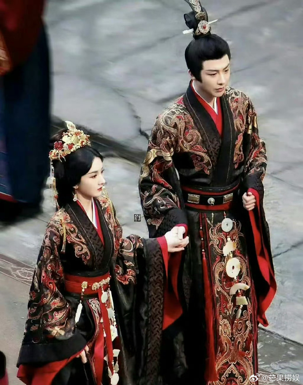 Một vài khung cảnh khiến khán giả "quắn quéo" của Tống Tổ Nhi - Lưu Vũ Ninh được công bố trong khi quay Khom Lưng. Một vài khung cảnh khiến khán giả "quắn quéo" của Tống Tổ Nhi - Lưu Vũ Ninh được công bố trong khi quay Khom Lưng.