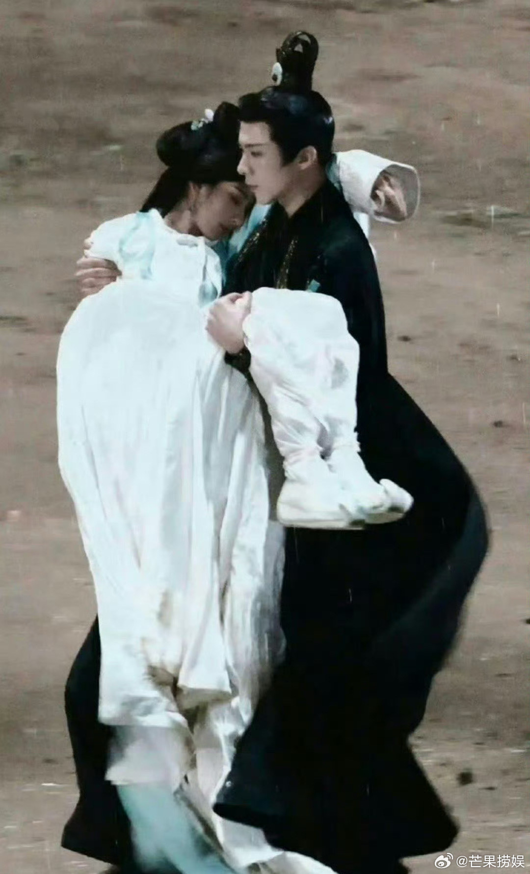 Một vài khung cảnh khiến khán giả "quắn quéo" của Tống Tổ Nhi - Lưu Vũ Ninh được công bố trong khi quay Khom Lưng. Một vài khung cảnh khiến khán giả "quắn quéo" của Tống Tổ Nhi - Lưu Vũ Ninh được công bố trong khi quay Khom Lưng.