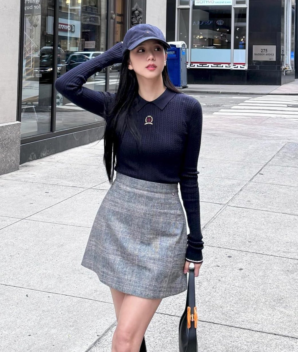 Jisoo dạo phố New York sau buổi diễn trong một set đồ khác đến từ Tommy Hilfiger. Nhà mốt cũng đã chính thức follow trang Instagram của nữ idol.