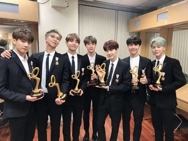 Huân chương tuyên dương BTS đã góp phần quảng bá văn hóa và nâng cao vị thế Hàn Quốc. Huân chương tuyên dương BTS đã góp phần quảng bá văn hóa và nâng cao vị thế Hàn Quốc.