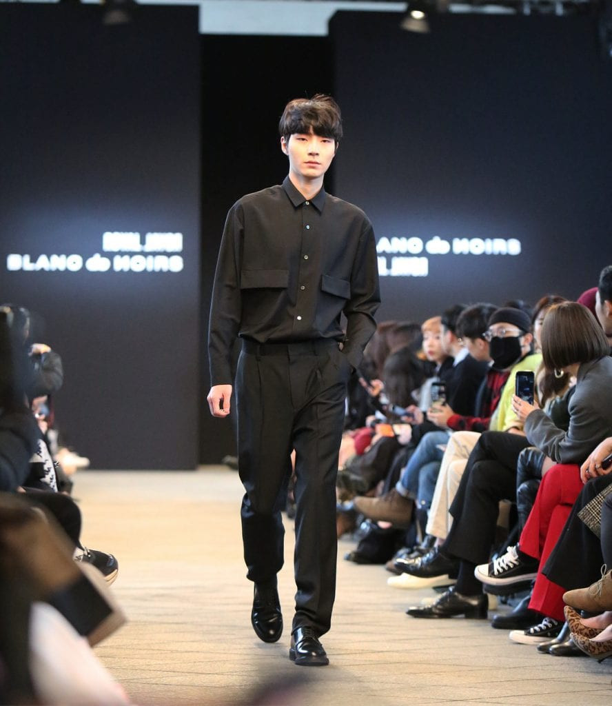 Hwang In Yeop từng có thời gian làm người mẫu. Hwang In Yeop từng có thời gian làm người mẫu.