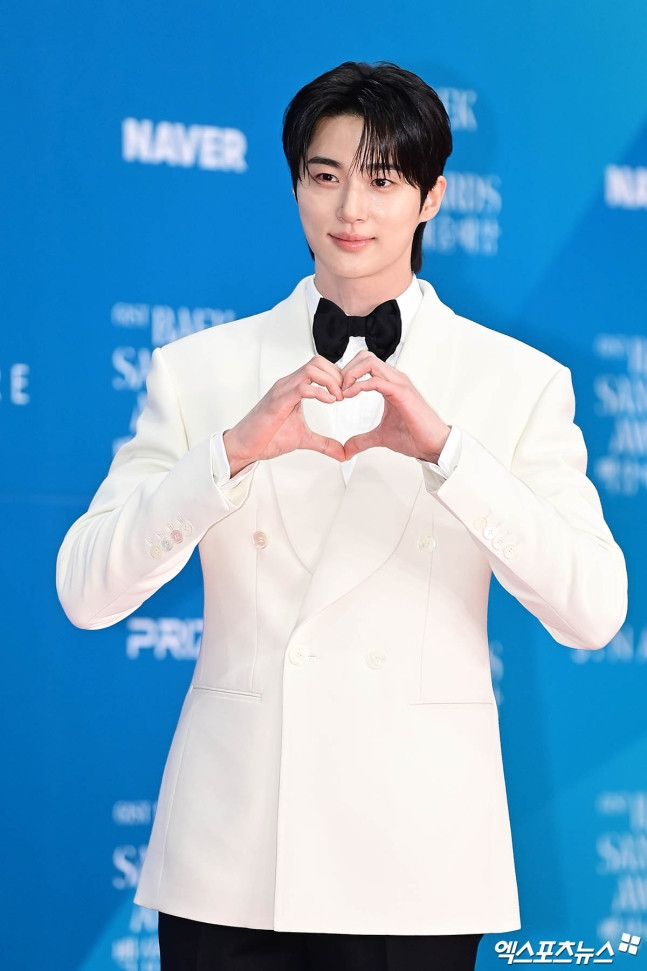 Byeon Woo Seok mang đến hình ảnh chú rể điển trai trong bộ tuxedo trắng cùng nơ đen chỉn chu. Cùng với Hye Yoon," Seon Jae" cũng là một ứng viên cho giải Thị đế danh giá.