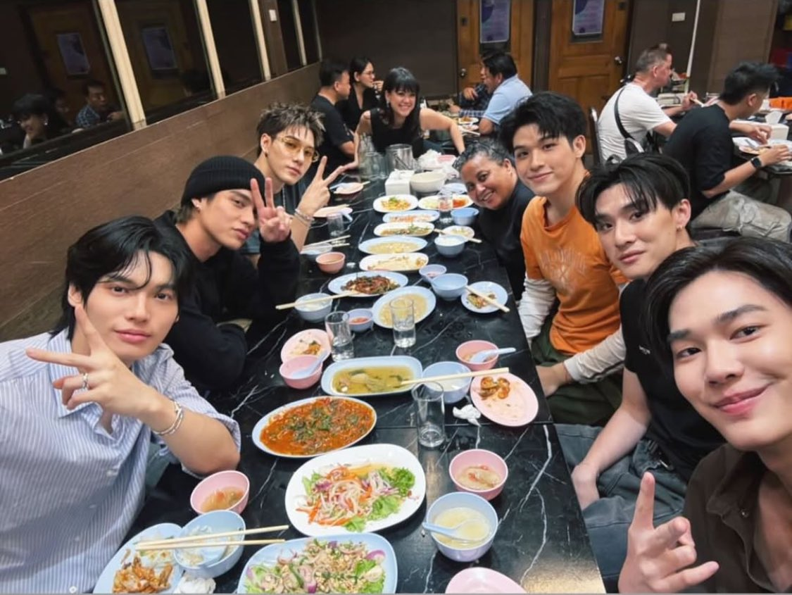 Ngoài F4, bữa ăn còn có Sky Wongravee và Tee Teeradach. Ngoài F4, bữa ăn còn có Sky Wongravee và Tee Teeradach.