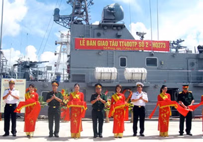Lễ bàn giao tàu HQ273