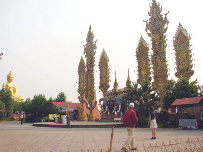 Khách viếng thăm chùa trên đồi Sop Ruak - Tam giác vàng