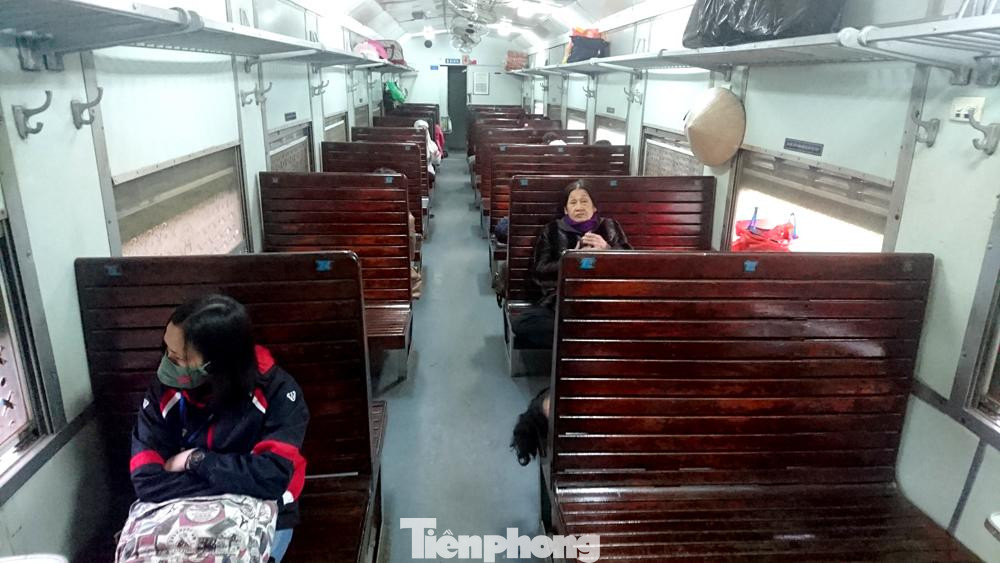 Tàu khách Hà Nội - Quán Triều thời điểm còn hoạt động, mỗi chuyến chỉ vài khách, đa số khách là người cao tuổi không quen đi ô tô nên chọn tàu. Tàu khách Hà Nội - Quán Triều thời điểm còn hoạt động, mỗi chuyến chỉ vài khách, đa số khách là người cao tuổi không quen đi ô tô nên chọn tàu.