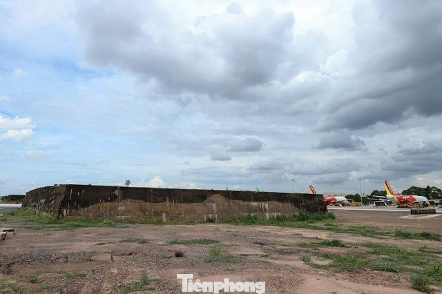 Ụ bê tông trong sân bay Tân Sơn Nhất sẽ được di dời và xây mới để nhường đất phục vụ khai thác hàng không dân dụng. Ụ bê tông trong sân bay Tân Sơn Nhất sẽ được di dời và xây mới để nhường đất phục vụ khai thác hàng không dân dụng.