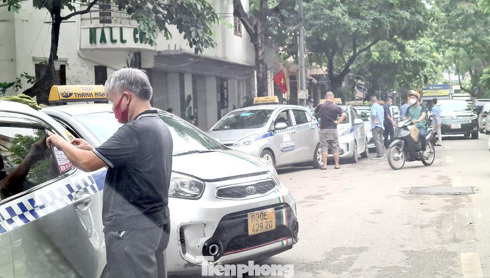 Giá xăng dầu đã giảm mạnh trong hơn 1 tháng qua, nhưng người dân vẫn phải tiếp tục chờ giá cước vận tải và hàng hoá liên quan giảm theo.