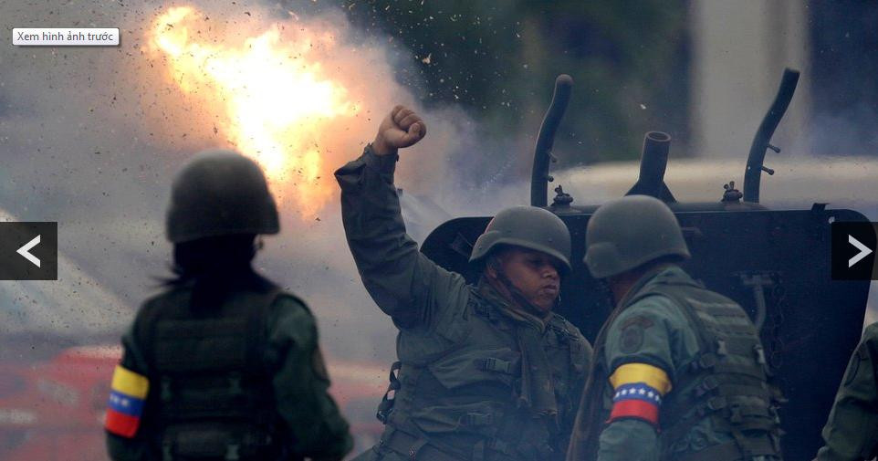 Một phát pháo bắn lên khi linh cữu cố tổng thống Hugo Chavez được đưa tới Bảo tàng quân sự