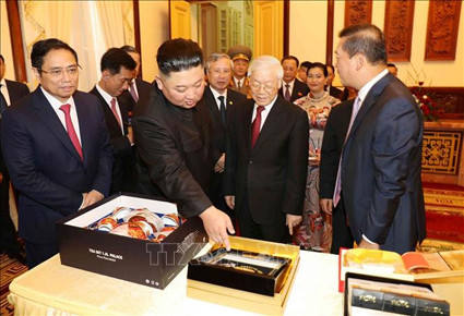 Tác giả tranh lụa tặng phu nhân Tổng thống Trump và Chủ tịch Kim ảnh 1