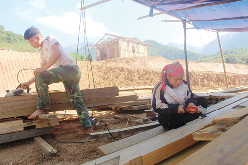 Về thăm thầy cô nơi lũ dữ đi qua ảnh 2