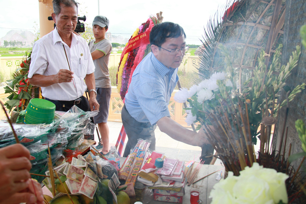 Tổng Biên tập báo Tiền Phong Lê Xuân Sơn thắp hương tri ân những TNXP đã ngã xuống ở Núi Nấp. Ảnh: Trường Phong