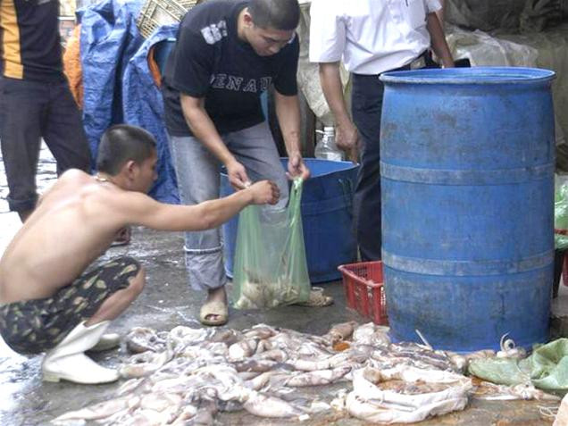 Mực được chế biến ngay trên nền chợ. Ảnh : PV