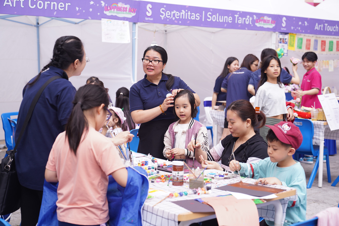 Các bạn nhỏ thích thú trải nghiệm khu vực Nghệ thuật Các bạn nhỏ thích thú trải nghiệm khu vực Nghệ thuật