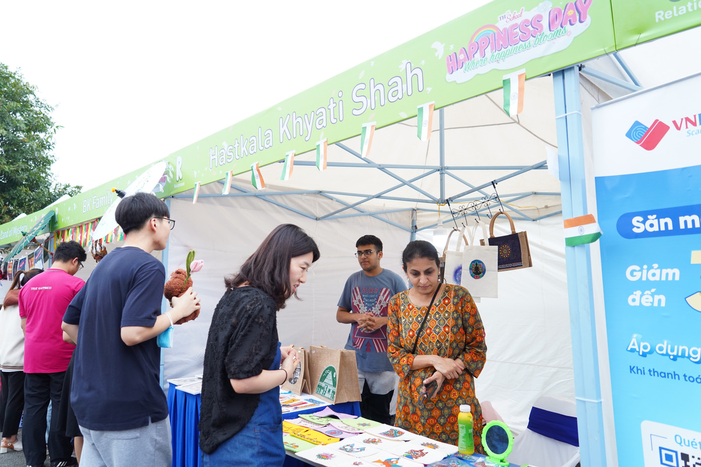 Các gian hàng thủ công đậm đà bản sắc của gia đình, phụ huynh học sinh quốc tế tại TH School luôn có sức hút đặc biệt với khách tham quan Các gian hàng thủ công đậm đà bản sắc của gia đình, phụ huynh học sinh quốc tế tại TH School luôn có sức hút đặc biệt với khách tham quan