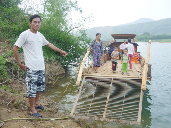 Chiếc thuyền mới chưa thể chở khách Ảnh: H.N