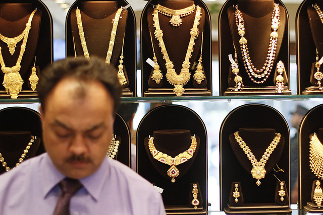 Giá vàng giảm dù được hỗ trợ bởi sức mua ở thị trường châu Á. Ảnh: Bloomberg