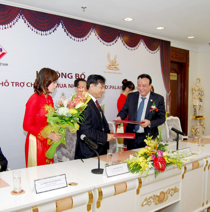 Đại diện Tân Hoàng Minh - BIDV kí kết hợp đồng hỗ trợ cho vay mua nhà. Ảnh: Nguyễn Tú