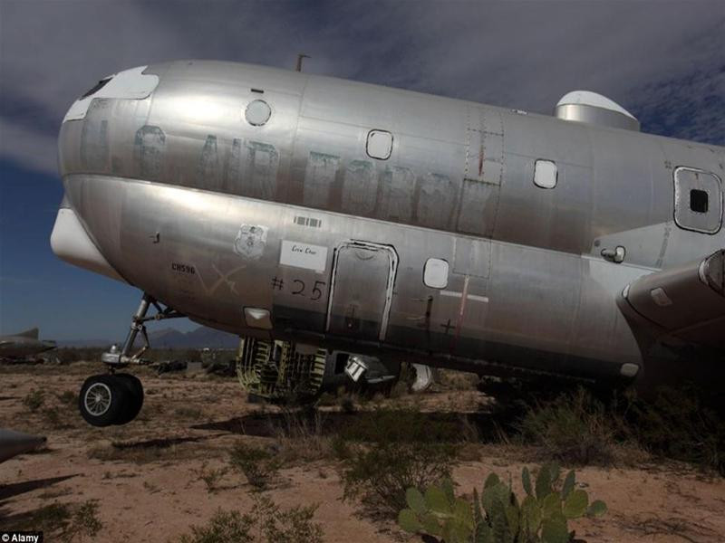 Một chiếc máy bay quân sự cũ ra đời từ vài thập kỷ trước.