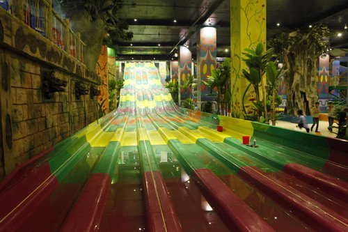 Đường trượt nhiều làn màu sắc tuyệt hảo – Hứa hẹn những thử thách bất ngờ nhưng không kém phần ngọt ngào. 