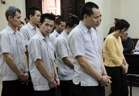 Trong 9 bị cáo, người lớn tuổi nhất là Bùi Văn Ninh (54 tuổi, cuối cùng bên trái). HĐXX nhận xét người này vì vài bữa ăn mà cũng nhận lời tham gia hạ độc anh Nhường để rồi phải ngồi tù 12 năm do là đồng phạm. Ảnh: Vnexxpress Trong 9 bị cáo, người lớn tuổi nhất là Bùi Văn Ninh (54 tuổi, cuối cùng bên trái). HĐXX nhận xét người này vì vài bữa ăn mà cũng nhận lời tham gia hạ độc anh Nhường để rồi phải ngồi tù 12 năm do là đồng phạm