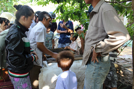 Rất nhiều người tới xem và bàn tán về con cua đinh lạ