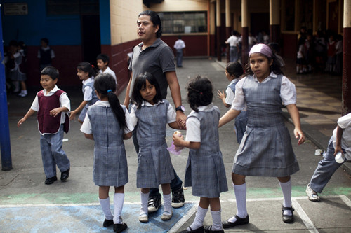 Tylor trông hoàn toàn chững chạc và nghiêm nghị khi là một giáo viên tiểu học