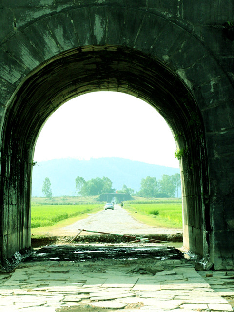 Các cổng nối liền với nhau bằng những con đường thẳng tắp