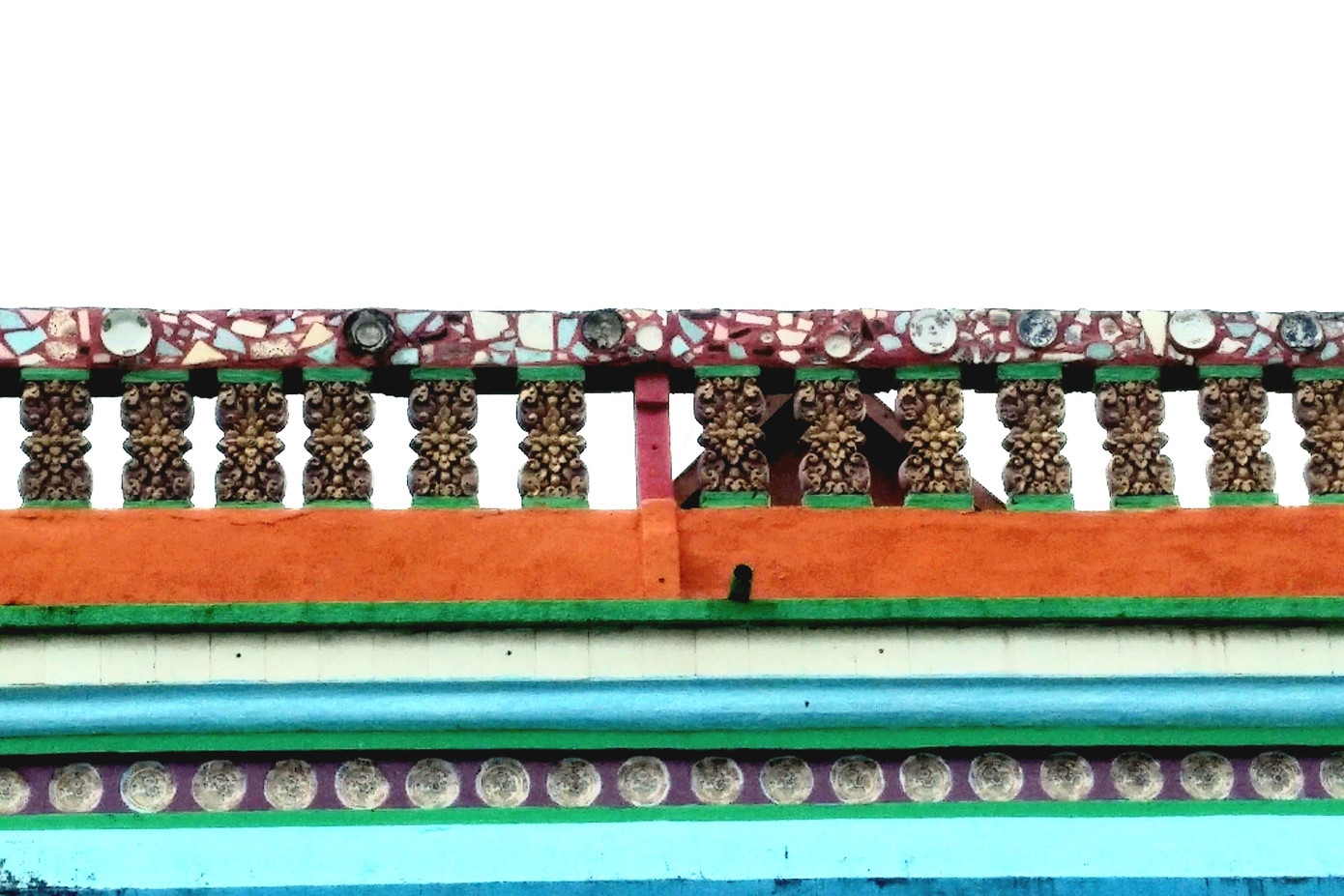 Lan can, cầu thang cũng được làm bằng các chén, đĩa vỡ đẹp mắt, độc đáo.