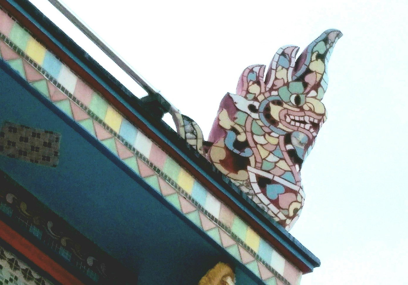 Trong quá trình xây dựng, do thiếu vật liệu nên các vị sư đã nảy ra sáng kiến là quyên góp chén, đĩa từ bà con trong phum, sóc để ốp lên tường. Ý tưởng này vừa tiết kiệm kinh phí xây dựng, vừa tạo nên những họa tiết trang trí ấn tượng. Cũng từ đó, chùa còn được nhân dân biết đến với tên gọi thứ hai: “Chùa Chén Kiểu”.