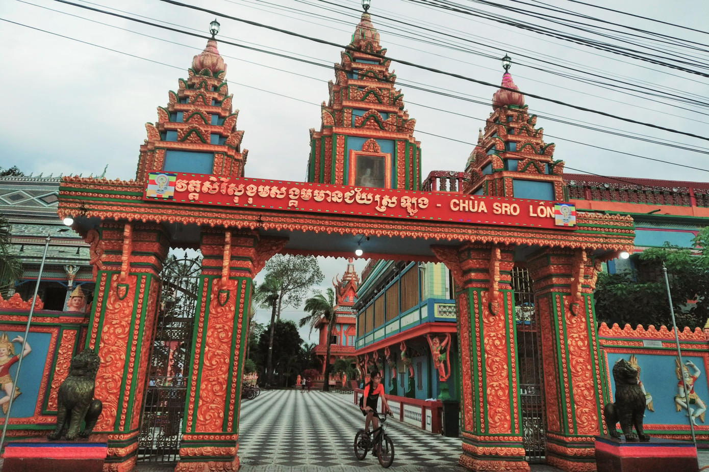 Chùa Chén Kiểu tọa lạc tại ấp Đại Thành, xã Đại Tâm, huyện Mỹ Xuyên, Sóc Trăng. Cổng chùa có 2 tượng sư tử đá, mặt hướng ra quốc lộ. Phía trên là 3 ngôi tháp được chạm khắc, trang trí theo kiến trúc truyền thống của đồng bào Khmer Nam Bộ.