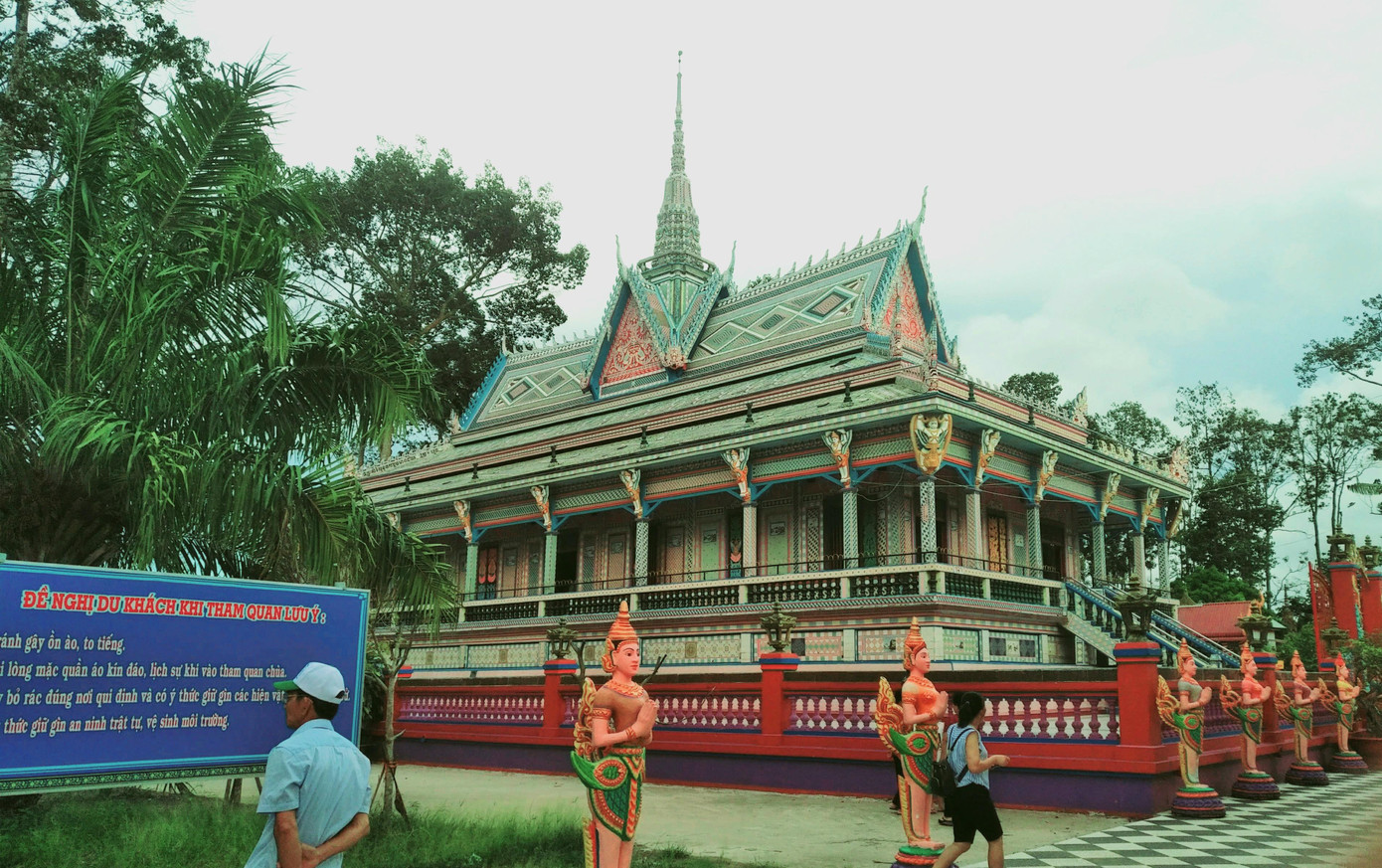 Năm 1815, chùa được dựng nên bằng cây lá như những ngôi chùa khác. Trong thời gian chiến tranh, dưới sức tàn phá của bom đạn, ngôi chánh điện của chùa bị hư hỏng nặng. Đến năm 1969, chùa được xây dựng lại theo kiến trúc như ngày nay gồm: Chánh điện, sala, tháp bảo, nơi để sách kinh,...