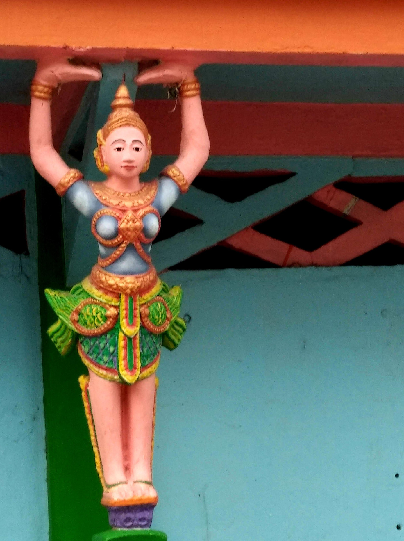 Một trong những đặc trưng của ngôi chùa là những bức tượng có khuôn mặt tiên nữ Apsara – tượng trưng cho sắc đẹp vĩnh hằng, thịnh vượng.