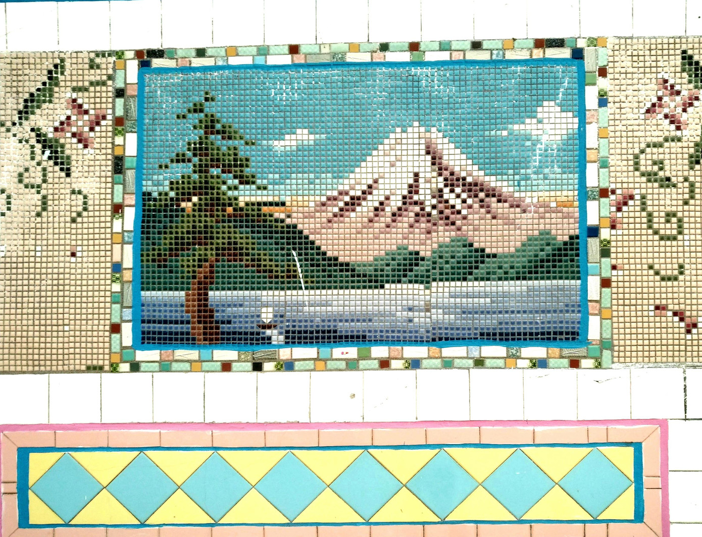 Phần tường được trang trí bằng chén, đĩa kiểu