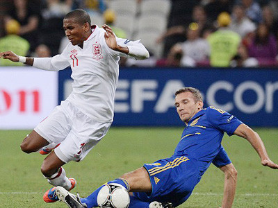 Cầu thủ Anh (áo trắng) có vượt qua được những người Italia? Ảnh minh họa