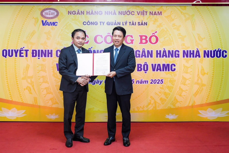 Phó Thống đốc Ngân hàng Nhà nước Phạm Tiến Dũng trao quyết định giao Quyền Tổng giám đốc VAMC cho ông Đặng Đình Thích. Ảnh: SBV.