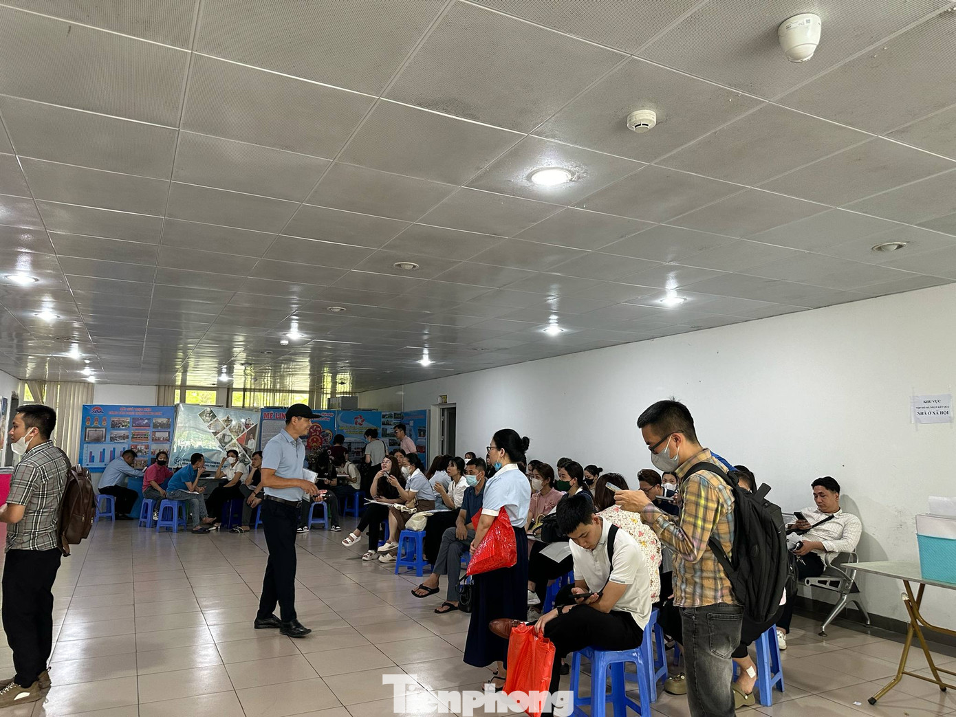 Người dân chờ xếp hàng nộp giấy xin xác nhận tình trạng nhà ở tại Văn phòng Đăng ký đất đai quận Long Biên (ảnh: Ngọc Mai). Người dân chờ xếp hàng nộp giấy xin xác nhận tình trạng nhà ở tại Văn phòng Đăng ký đất đai quận Long Biên (ảnh: Ngọc Mai).