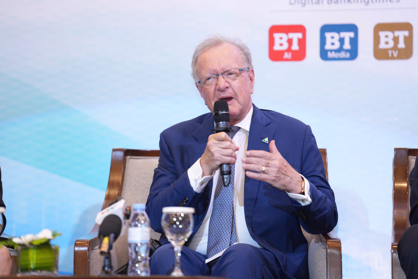 G.S John Quelch - Hiệu trưởng, Phó Chủ tịch và Giáo sư ưu tú tại Trường Kinh doanh quốc tế châu Âu - Trung Quốc. G.S John Quelch - Hiệu trưởng, Phó Chủ tịch và Giáo sư ưu tú tại Trường Kinh doanh quốc tế châu Âu - Trung Quốc.