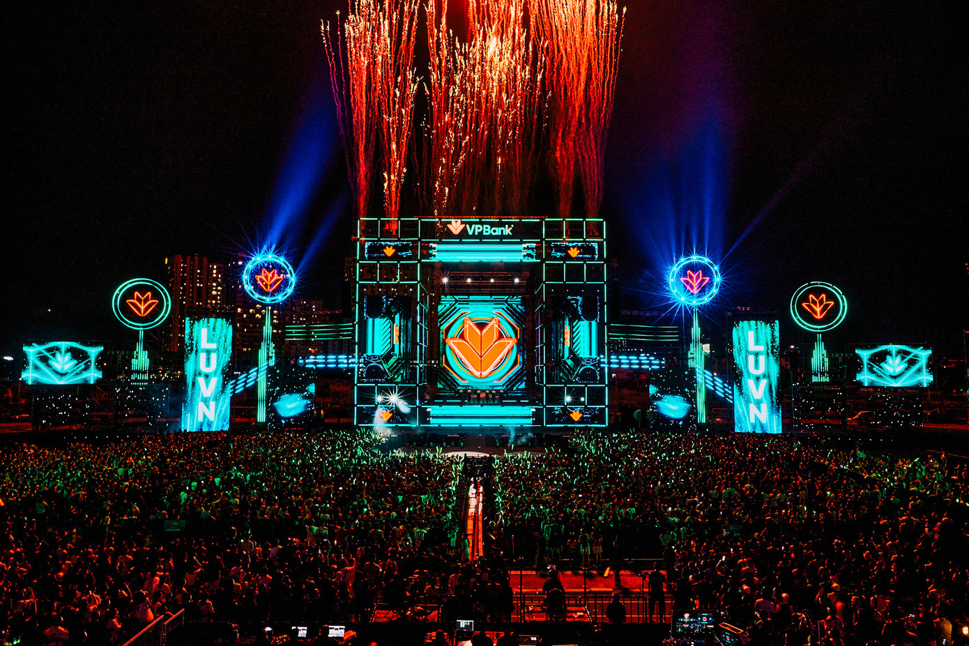 Các chương trình ca nhạc do ngân hàng tài trợ mang lại nhiều nguồn thu. Các chương trình ca nhạc do ngân hàng tài trợ mang lại nhiều nguồn thu.