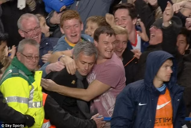 Mourinho lao lên khán đài ăn mừng cùng người hâm mộ. Ảnh: Sky Sports. Mourinho lao lên khán đài ăn mừng cùng người hâm mộ. Ảnh: Sky Sports