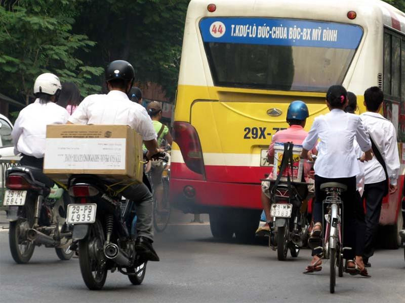 Mỗi khi tài xế xe buýt nhấn ga, khói đen từ phun ra mù mịt. (Chụp trên đường Chùa Bộc)