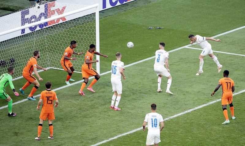 Các cầu thủ Sec thoải mái ghi bàn trong vòng cấm Hà Lan mở tỷ số