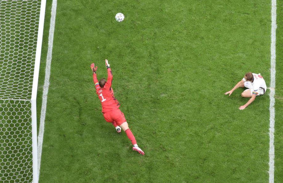Thủ môn tuyển Đức đã cố gắng hết sức nhưng không ngăn cản được tuyển Anh ghi bàn thứ 2. Thủ môn tuyển Đức đã cố gắng hết sức nhưng không ngăn cản được tuyển Anh ghi bàn thứ 2.