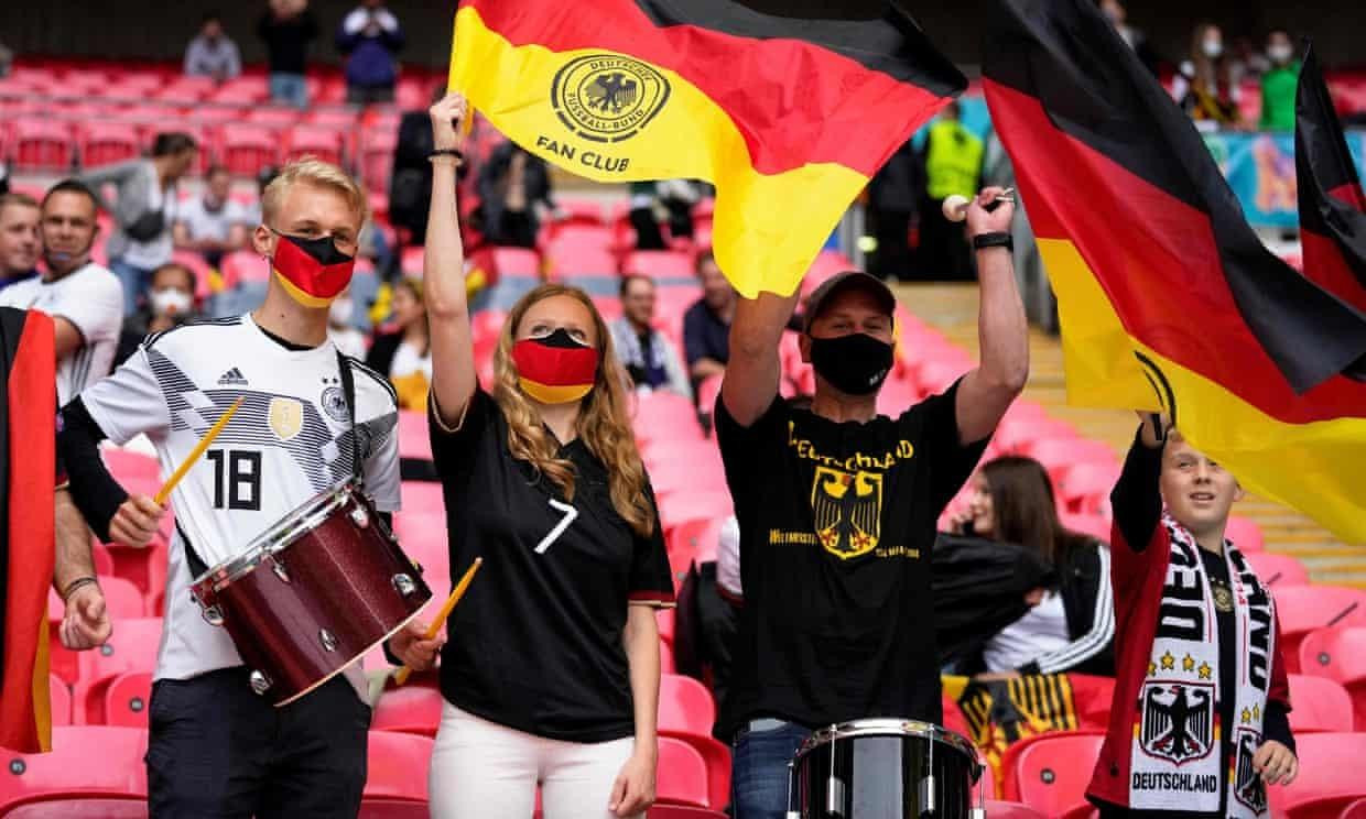 Không khí vui nhộn trên sân Không khí vui nhộn trên sân