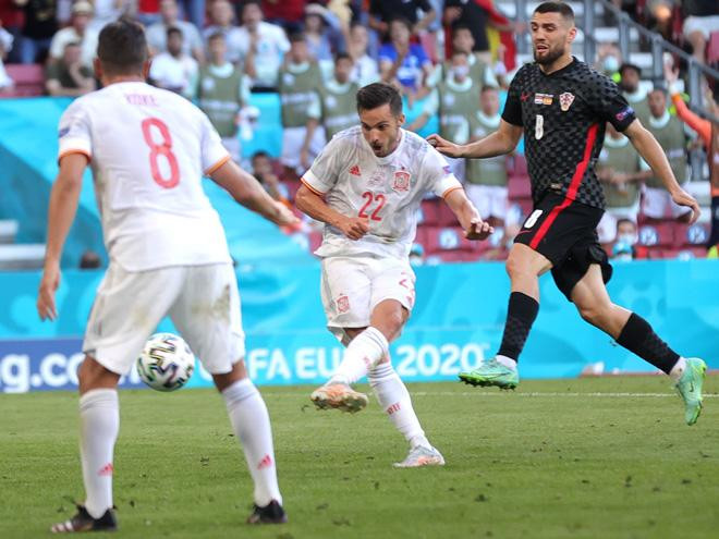 Tây Ban Nha có quá nhiều lợi thế khi bước vào hiệp phụ với dàn cầu thủ đồng đều, thể lực dồi dào. Tây Ban Nha có quá nhiều lợi thế khi bước vào hiệp phụ với dàn cầu thủ đồng đều, thể lực dồi dào.