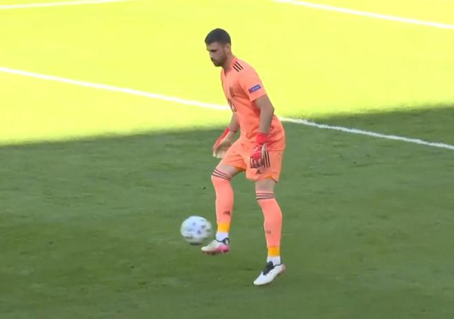 Bàn thắng đến cho Croatia từ cái chân của thủ môn đội Tây Ban Nha Bàn thắng đến cho Croatia từ cái chân của thủ môn đội Tây Ban Nha